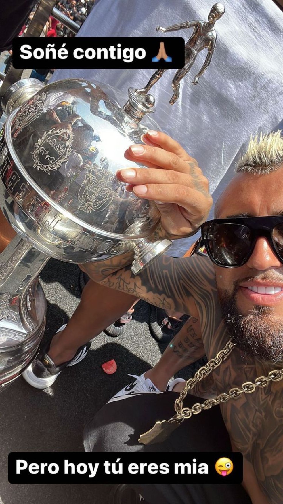 Vidal posa coma ta&ccedil;a da Libertadores  &mdash; Foto: Reprodu&ccedil;&atilde;o/ Instagram 