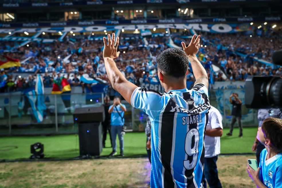 Suárez acena para a torcida do Grêmio — Foto: Lucas Uebel/Grêmio