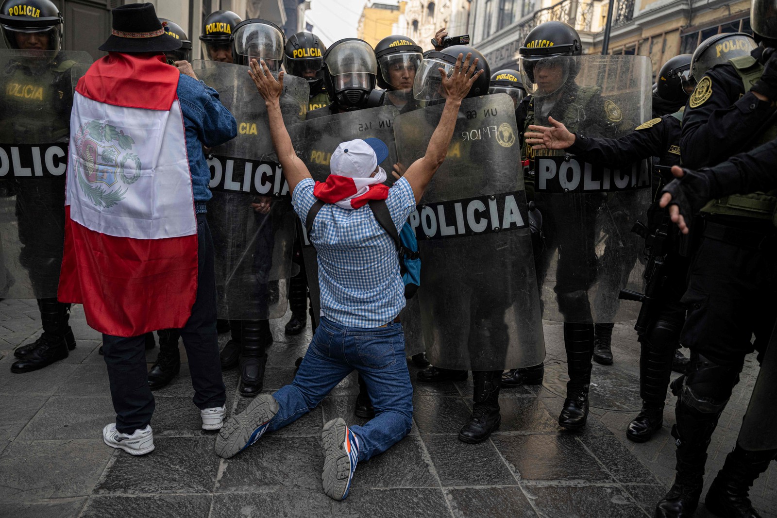 Manifestantes pedem a renúncia de Castillo, em Lima, em 20 de novembro de 2022.  — Foto: Ernesto BENAVIDES / AFP