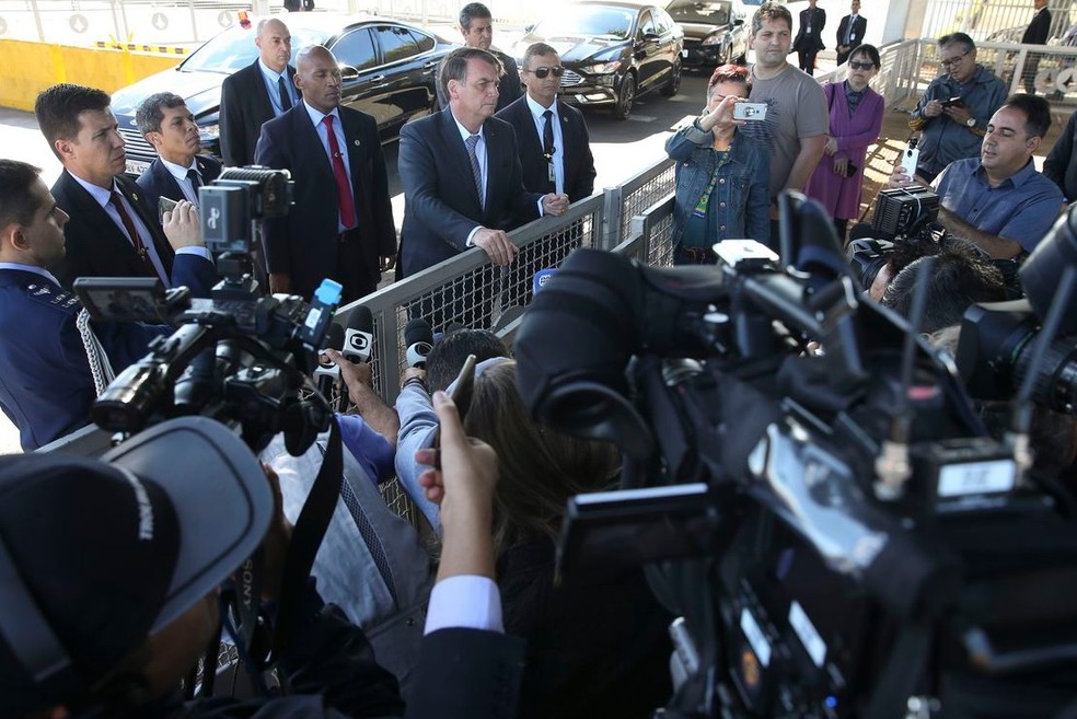 O presidente Jair Bolsonaro ao conceder entrevista coletiva na portaria principal do Palácio da Alvorada — Foto: Antonio Cruz/ Agência Brasil