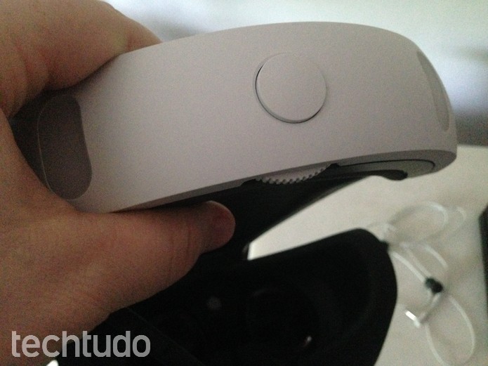 Atenção aos botões de ajuste do PS VR (Foto: Felipe Vinha/TechTudo)