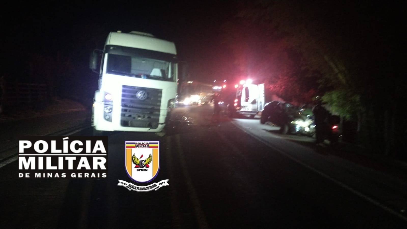 Motorista fica preso às ferragens após batida de frente com caminhão na BR-459, em Piranguinho, MG