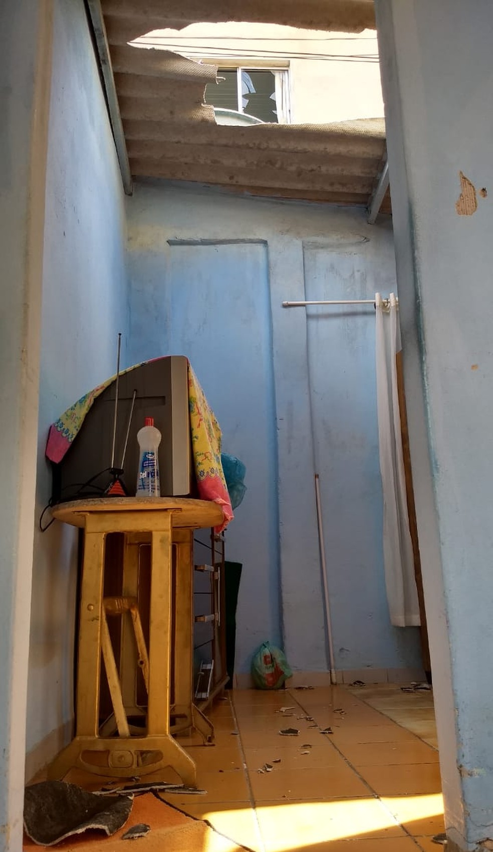 Casa onde pai e filho caíram após bebê ser arremessado de janela no Espírito Santo — Foto: Luciney Araújo/ TV Gazeta