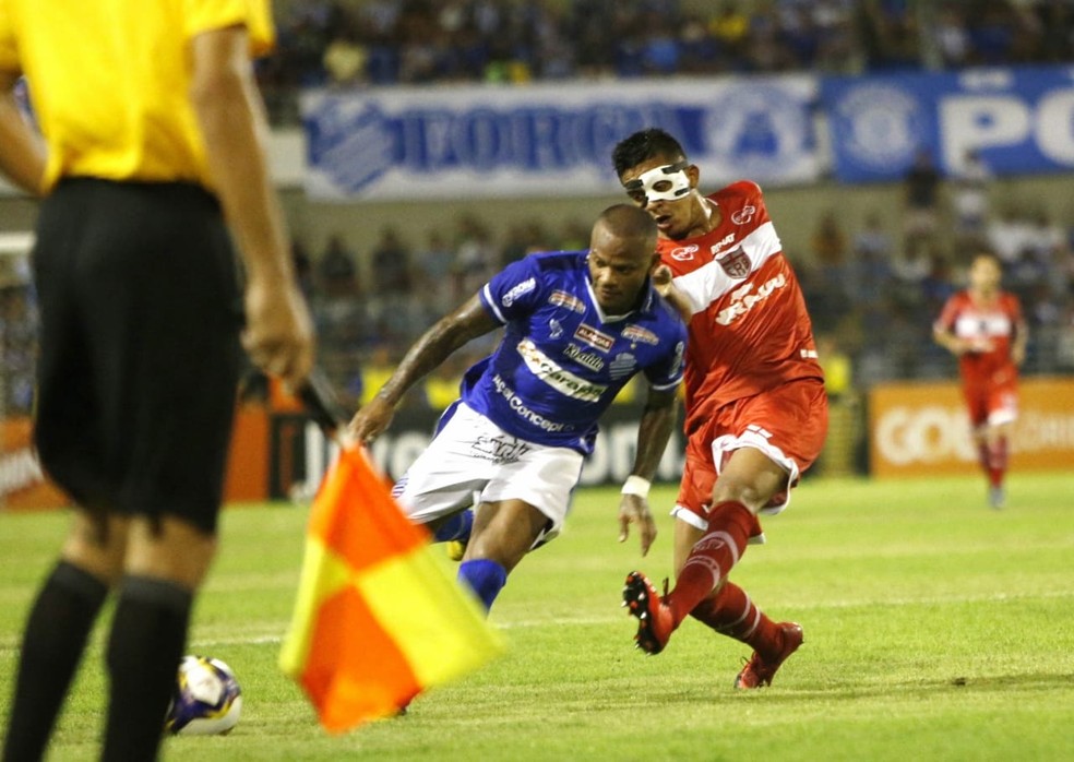 Manga Escobar no duelo com o CRB — Foto: Ailton Cruz/Gazeta de Alagoas