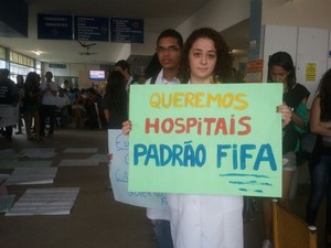 Manifestantes pedem melhorias no Hospital Universitário (Foto: Roberta Cólen/G1)