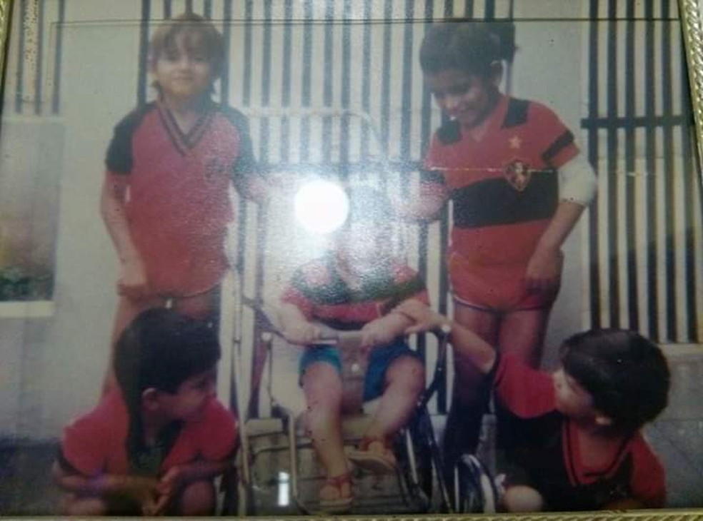 Rodrigo, com o cotovelo machucado, e sua primeira camisa do Sport â Foto: Elton de Castro