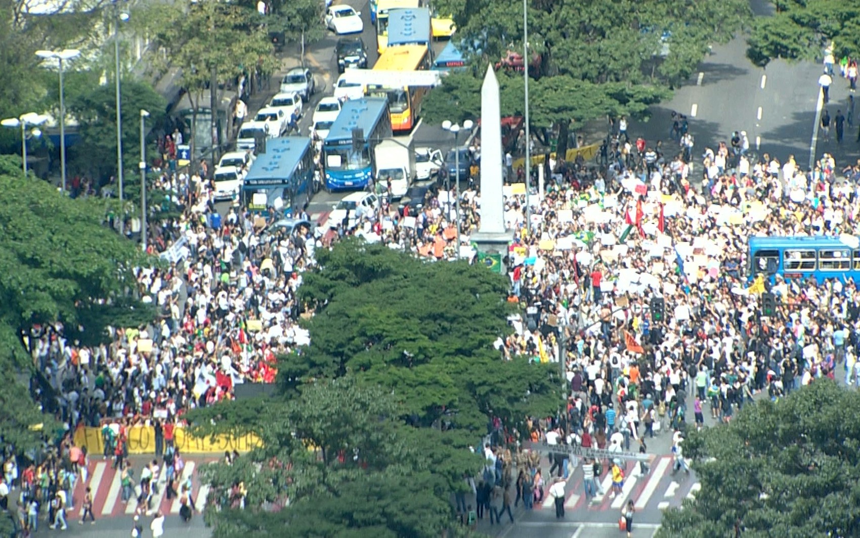 Manifestação na Praça Sete, no Centro de Belo Horizonte. (Foto: Reprodução/TV Globo)
