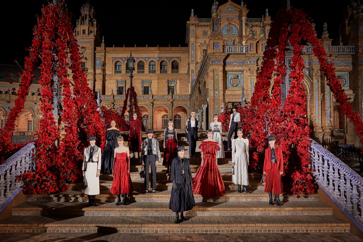 Dior se inspira en la cultura española y presenta en Sevilla una potente colección |  Moda