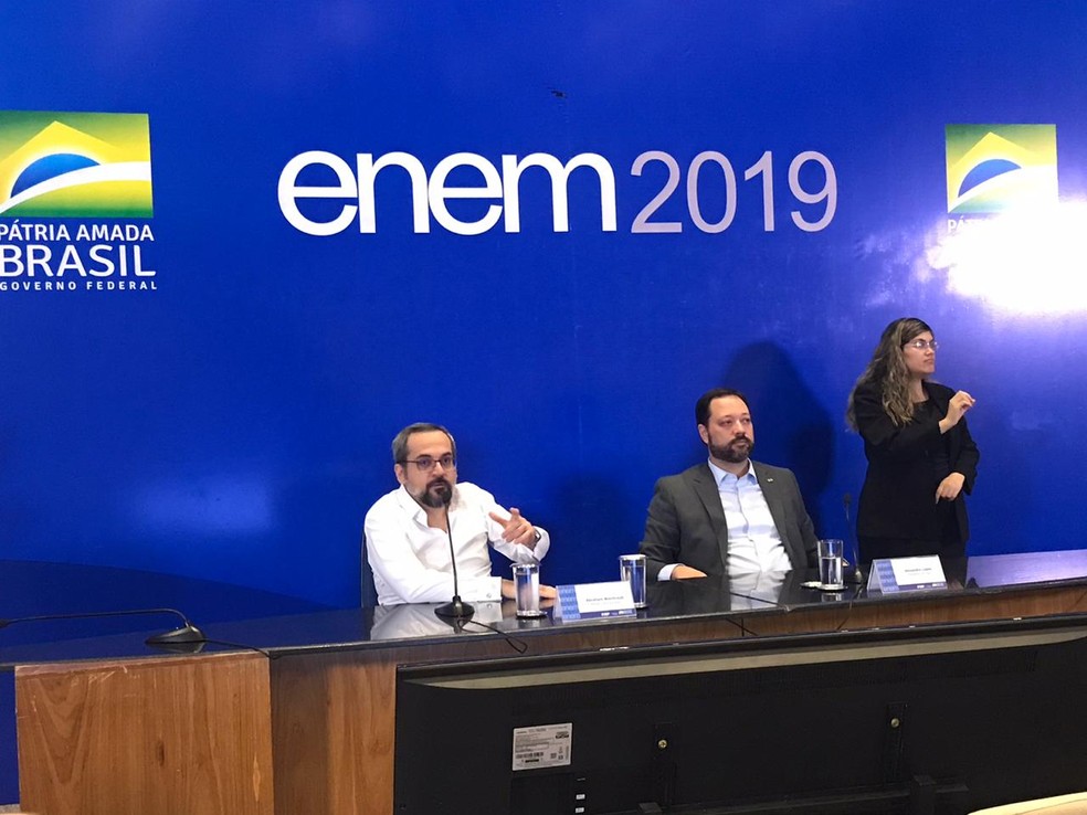 Abraham Weintraub, ministro da Educação, e Alexandre Lopes, presidente do Inep, comentam o segundo dia do Enem 2019  — Foto: Afonso Ferreira/G1