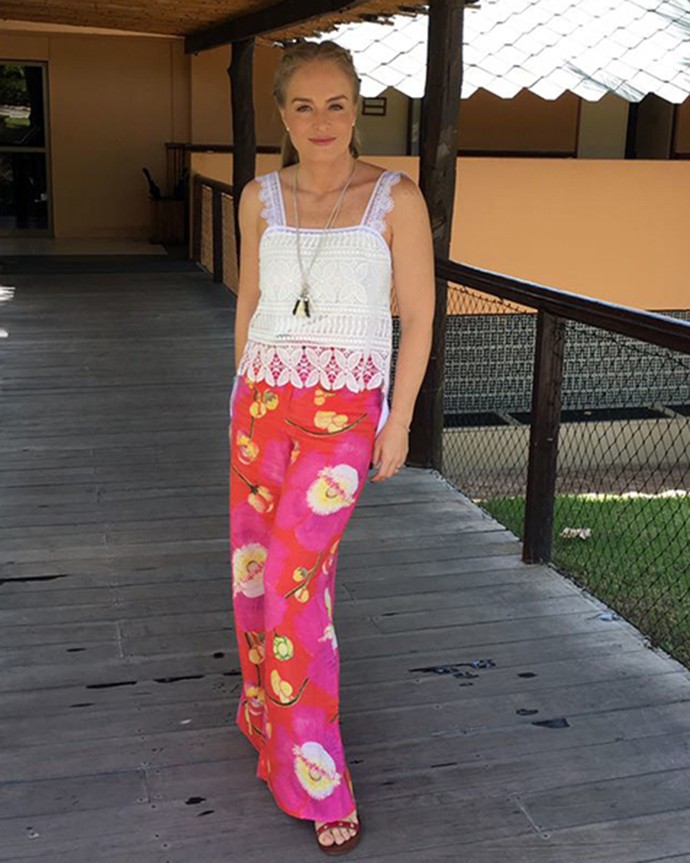 Nem só de vestido se sobrevive no verão! Angélica usa calça estampada com regata rendada (Foto: Deborah Montenegro)