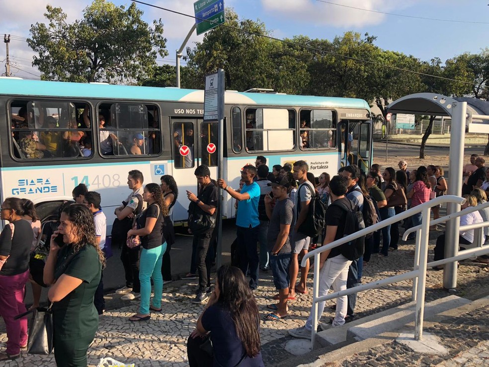Com redução da oferta de ônibus, paradas estão lotadas à espera de transporte público — Foto: Marina Alves/TV Verdes Mares