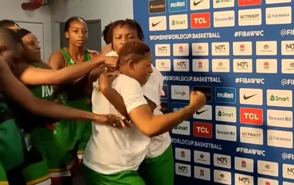 Jogadoras do Mali brigam na Copa do Mundo de basquete — Foto: Reprodução