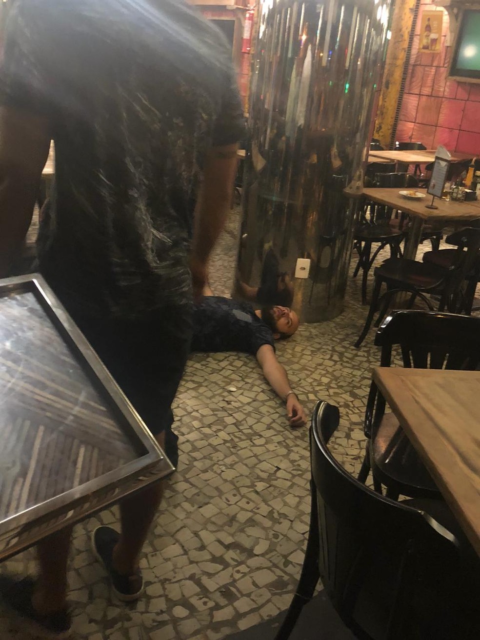 Ricardo foi agredido por outros homens presentes no local. A PM conseguiu acabar com o tumulto no bar — Foto: Reprodução Redes Sociais