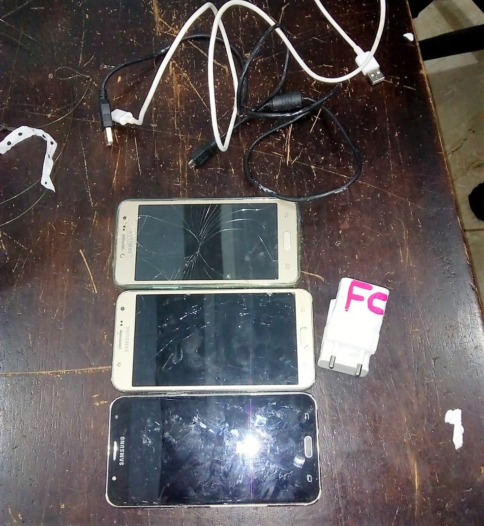 No aparelho estavam acoplados três celulares e carregadores — Foto: Sesp-MT/Assessoria