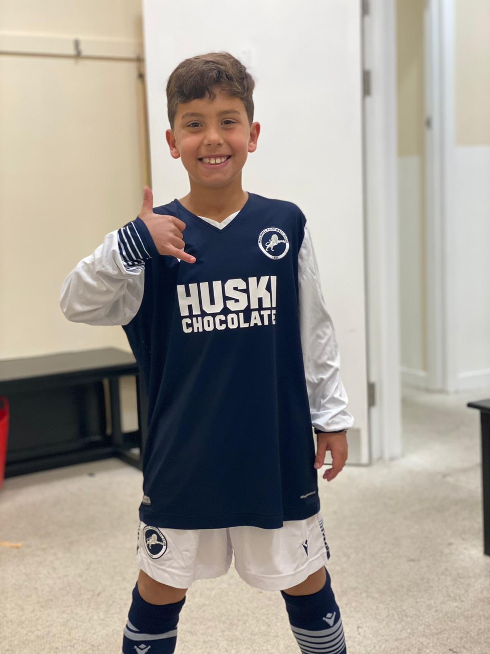 João Marcelo posa para foto, contente, vestindo o uniforme do Millwall — Foto: Arquivo pessoal