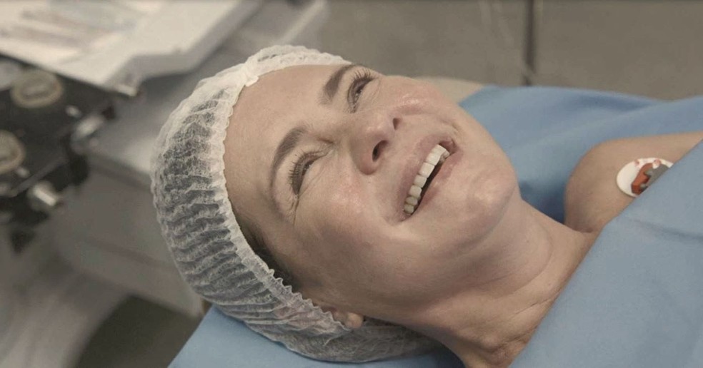 Thelma (Adriana Esteves) fica muito emocionada com o nascimento do bebê em 'Amor de Mãe' — Foto: Globo