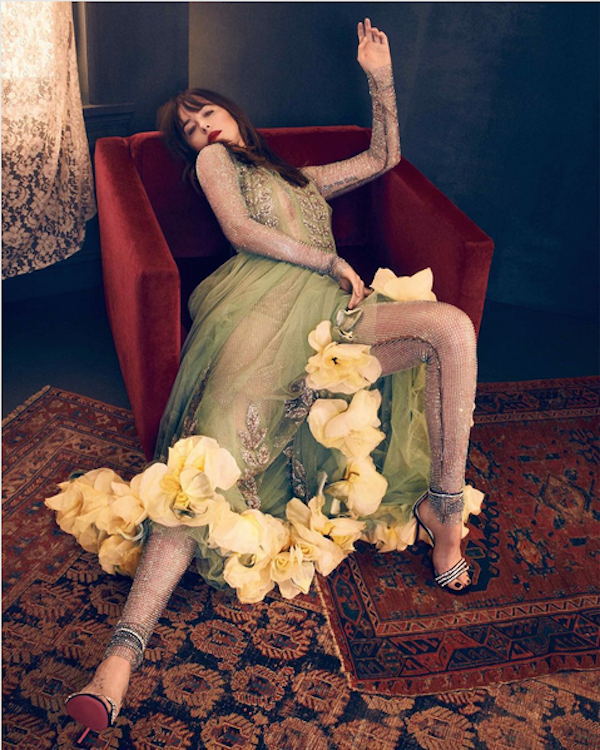 A atriz Dakota Johnson no ensaio para a revista Vogue espanhola (Foto: Instagram)