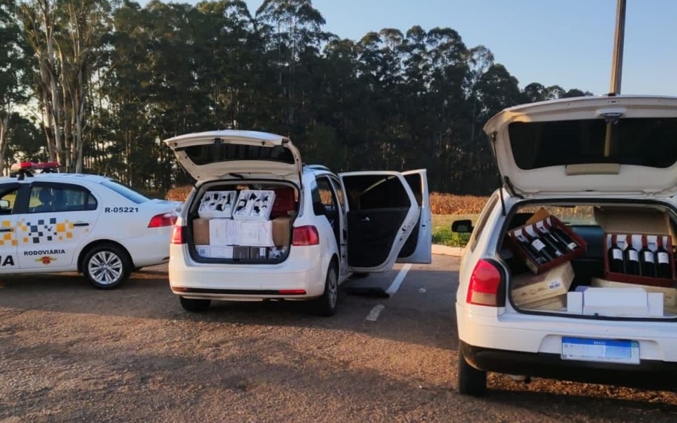 Caixas de vinho argentino sem documentação são apreendidas pela polícia em Buri (SP) — Foto: Polícia Militar/Divulgação