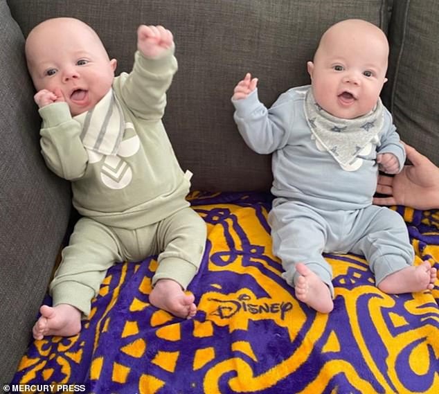 Noah e Arthur agora estão com 9 meses (Foto: Reprodução/Daily Mail)