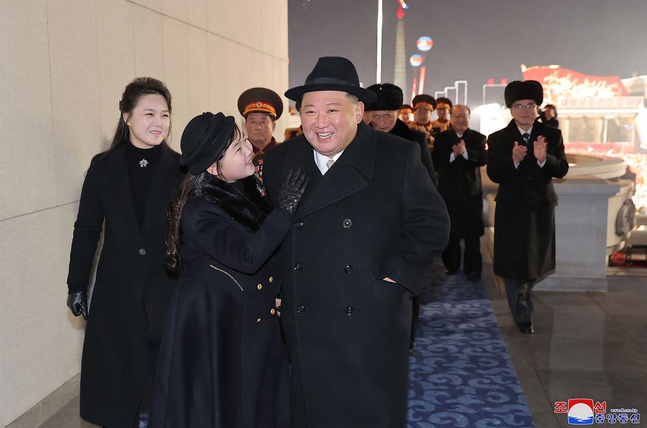 Líder da Coreia do Norte Kim Jong-un acompanhado pela filha Ju-ae e a mulher Ri Sol Ju em desfile militar em Pyongyang pelo 75º aniversário da fundação das forças armadas do país em 8 de fevereiro de 2023