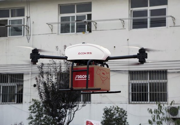 Desde o ano passado, em algumas regiões do país, especialmente as montanhosas e remotas, a imagem de um drone transportando pacotes é algo habitual na China (Foto: EFE)