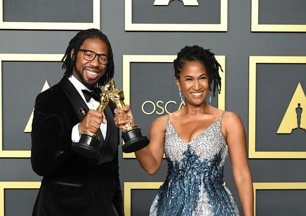 HOLLYWOOD, CALIFORNIA - FEBRUARY 09: (L-R) Director Matthew A. Cherry and producer Karen Rupert Toliver, winners of the Animated Short Film award for “Hair Love,” pose in the press room during the 92nd Annual Academy Awards at Hollywood and Highland on Fe (Foto: WireImage)