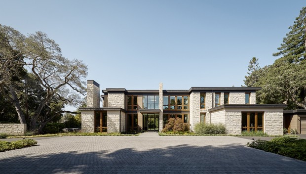 Cercada de natureza, casa de 1.245 m² é feita de pedras e panos de vidro (Foto: Joe Fletcher)