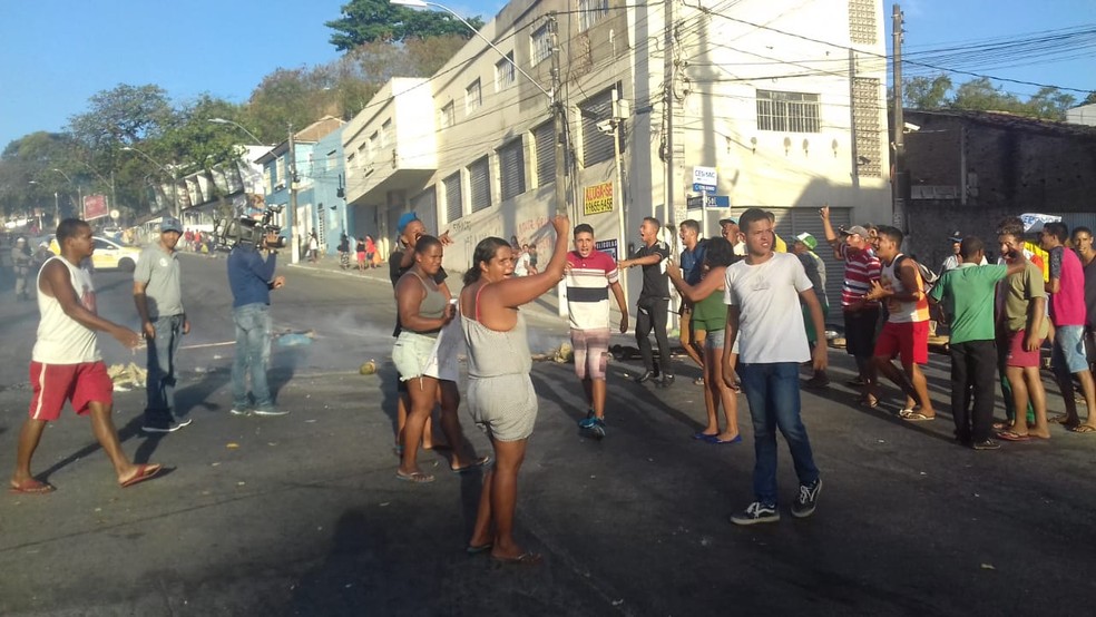 Protesto de ambulantes no centro de Maceió — Foto: Daniel Tavares/G1