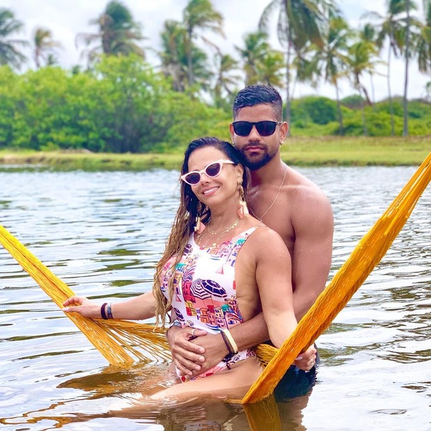 Viviane Araújo e o namorado (Foto: Reprodução Instagram)