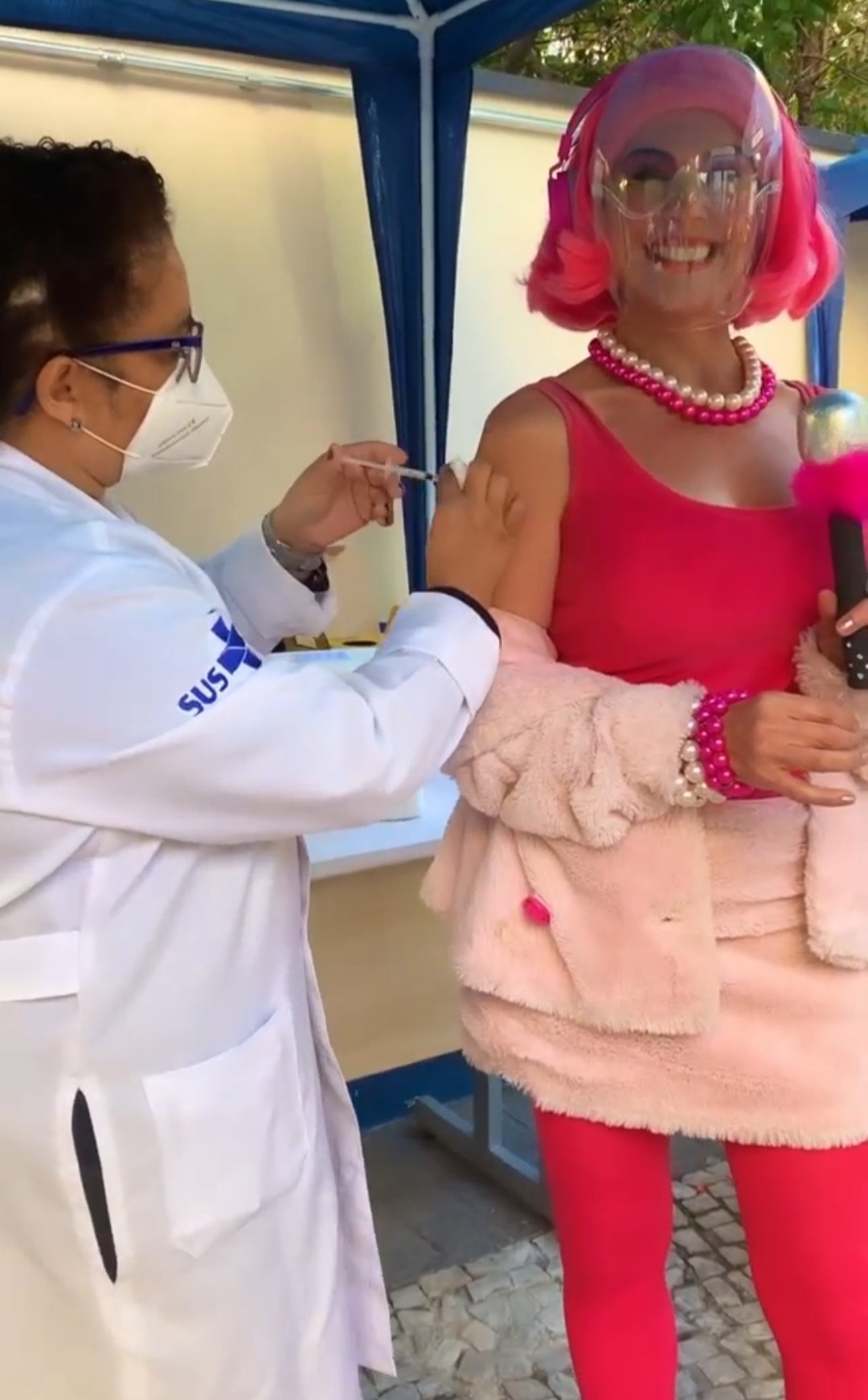 Angela Dippe vai de Penélope do Castelo Rá-Tim-Bum tomar a segunda dose da vacina (Foto: Reprodução/Instagram)