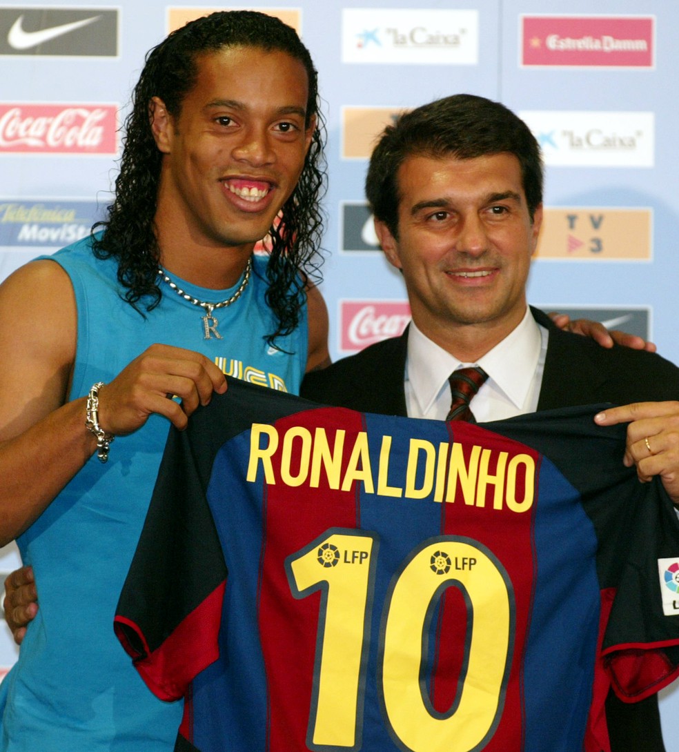 Ronaldinho durante sua apresentação no Barcelona em 2003 — Foto: AP 