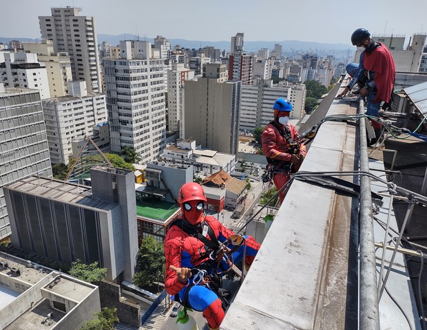 Super-heróis desceram pela prédio e lavaram as janelas dos pequenos (Foto: Divulgação/Sabará Hospital Infantil)