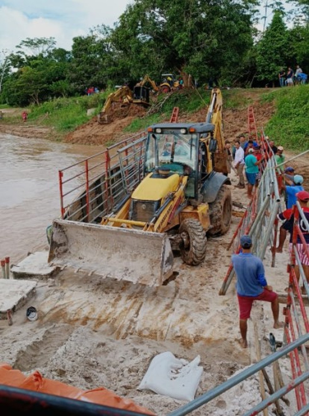 Maquinário, que pesa cerca de 22 toneladas, tinha concluído um serviço de recuperação de tanque em uma comunidade próximo à cidade e ia para uma outra comunidade, no Rio Amônia — Foto: Divulgação