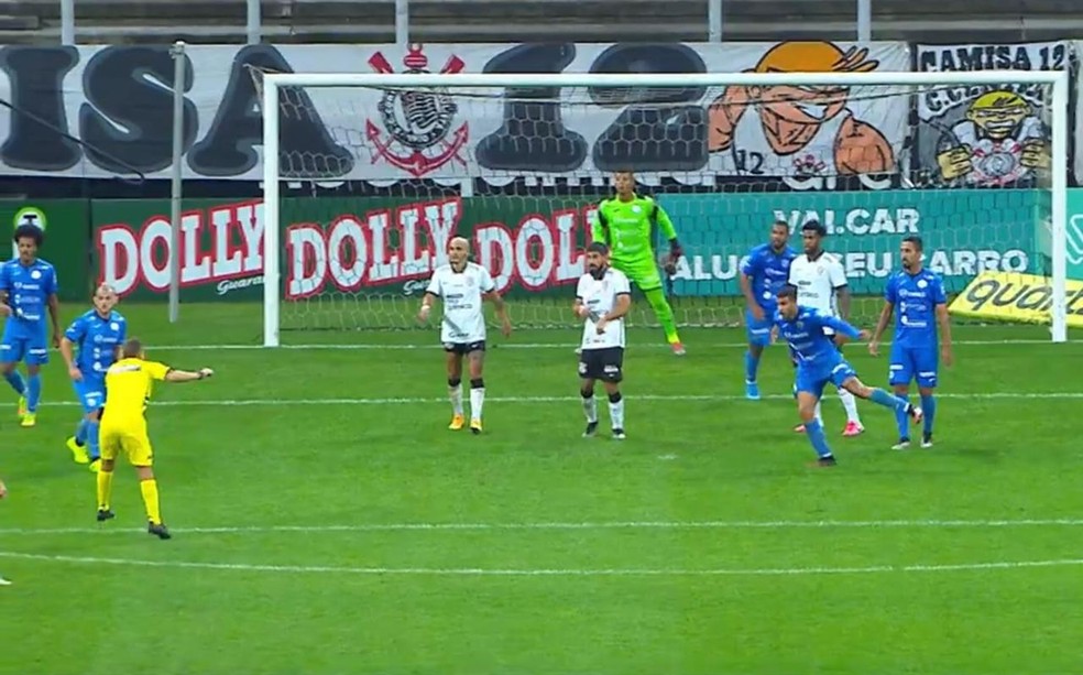 Árbitro atingido em Corinthians x São Bento — Foto: Reprodução