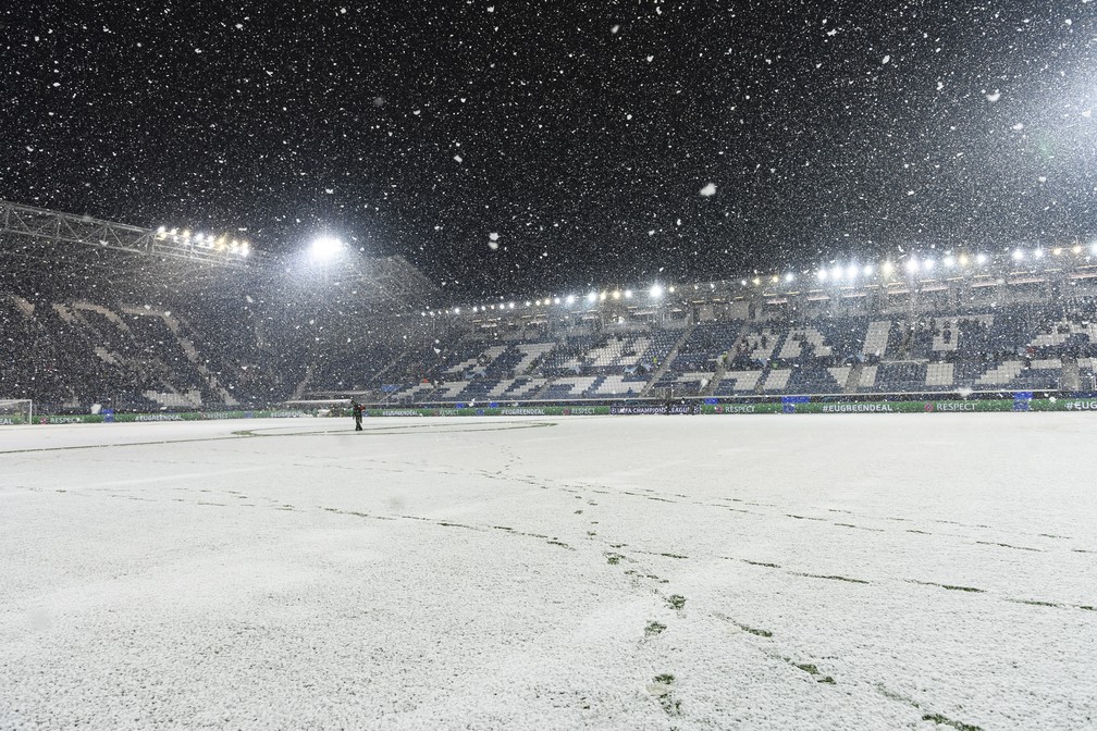 Neve cobriu o gramado do estádio da Atalanta — Foto: Reuters