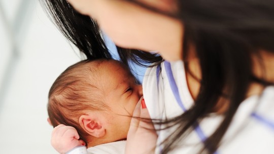 Amamentação: o que fazer quando o bebê fica agitado enquanto mama?