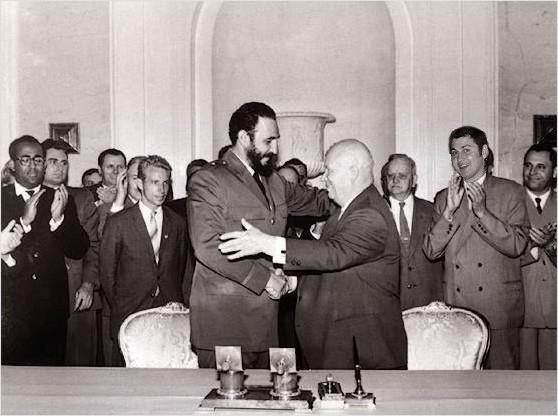 Castro cumprimenta Kruschev em 1961 (Foto: Wikimedia Commons)