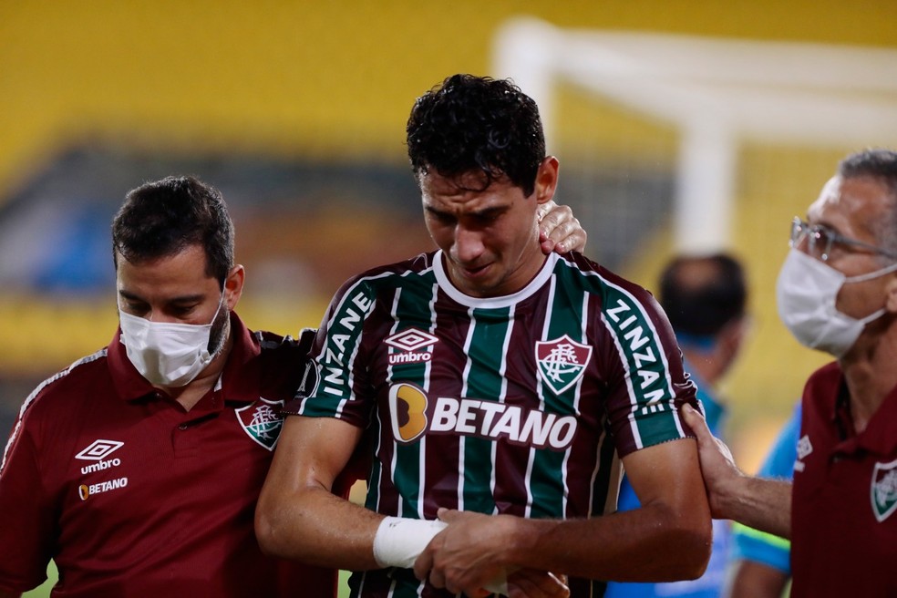 Ganso, do Fluminense, machuca pulso e sai de campo chorando — Foto: Staff Images / CONMEBOL