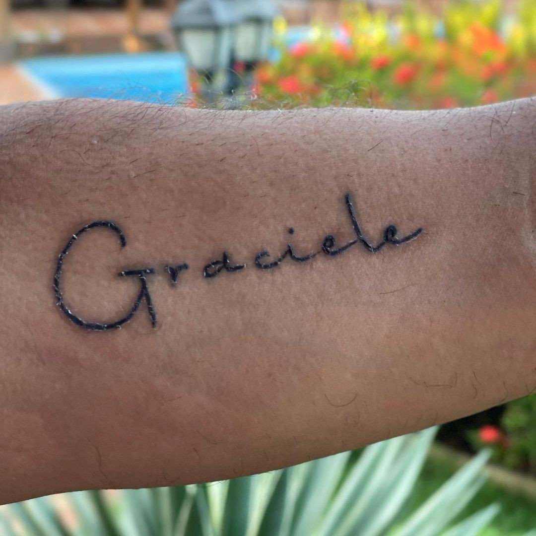 Zezé Di Camargo tatua nome de Graciele Lacerda (Foto: Reprodução/Instagram)