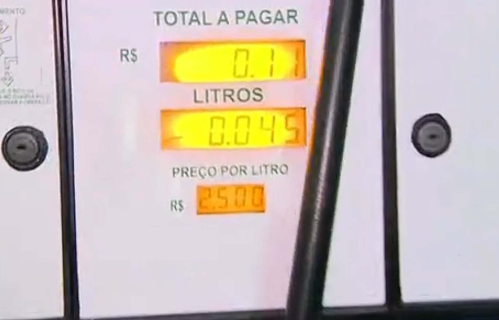 Bomba de gasolina marca valor mais barato, sem a cobrança de impostos (Foto: Reprodução/RBS TV)
