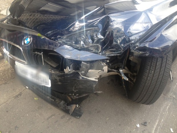 Jovem dirigia BMW quando bateu em carro da polícia (Foto: Livia Machado/G1 São Paulo)