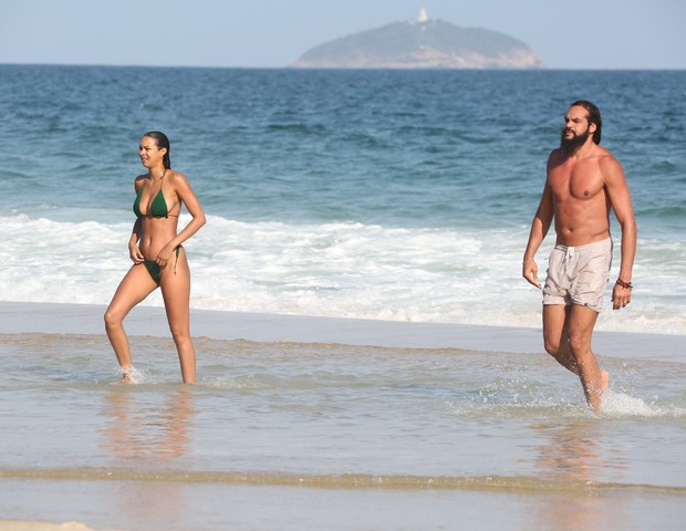 Laís Ribeiro e o marido, Joakim Noah, na Praia de Ipanema (Foto: Dilson Silva/AgNews)