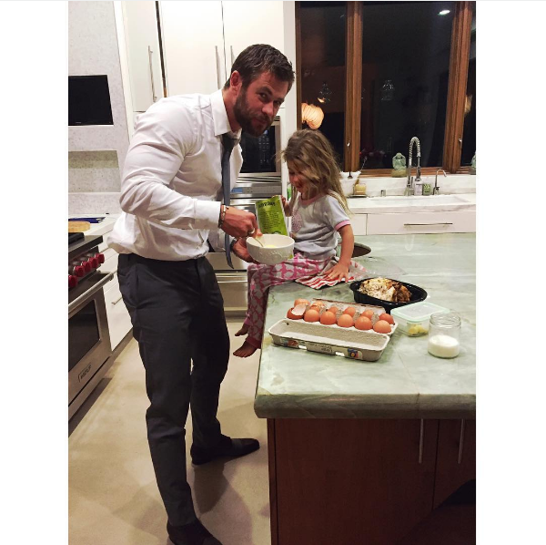 O ator Chris Hemsworth na cozinha de sua casa com a filha de 4 anos (Foto: Instagram)