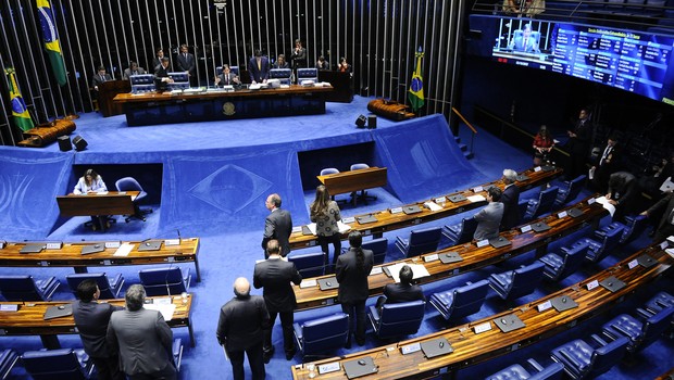 O presidente do Senado, Eunício Oliveira (PMDB-CE), preside sessão plenária (Foto: Marcos Oliveira/Agência Senado)