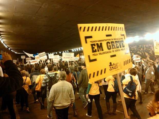 Manifestantes trancam o Túnel da Conceição em Porto Alegre (Foto: Ivani Schutz/RBS TV)