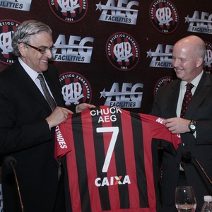 Mario Celso Petraglia, presidente do Atlético-PR, e Charles Steedman, vice-presidente da AEG e responsável pela América do Sul (Foto: Luiz Alonso)