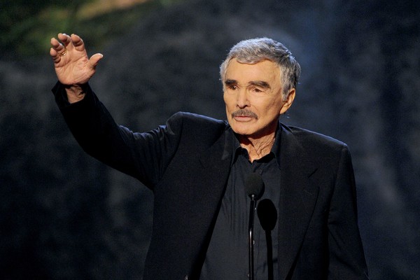 O ator Burt Reynolds disse não sentir simpatia por Charlie Sheen (Foto: Getty Images)