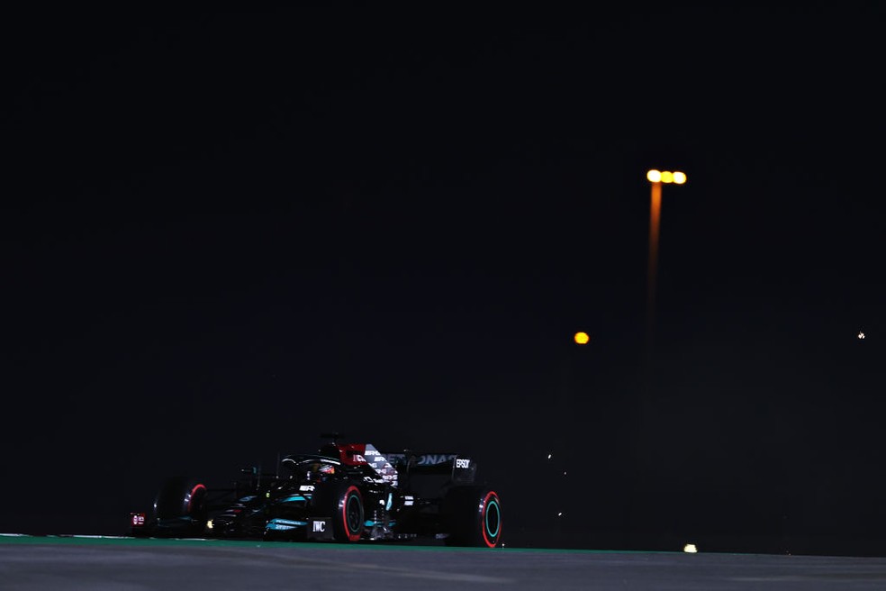 Lewis Hamilton foi o mais rápido no Q1 da classificação do GP do Catar da F1 — Foto: Lars Baron/Getty Images