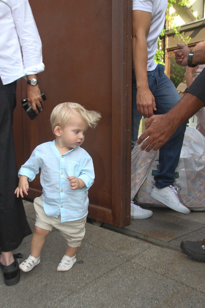 Enrico Bacchi rouba a cena em chá de bebê de Sabrina Sato (Foto: Amauri Nehn/Brazil News)