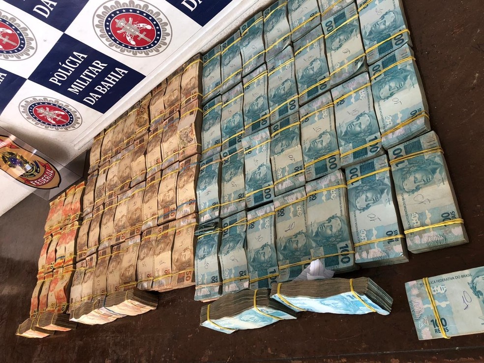 Dinheiro que foi encontrado enterrado na Bahia — Foto: SSP/ Divulgação